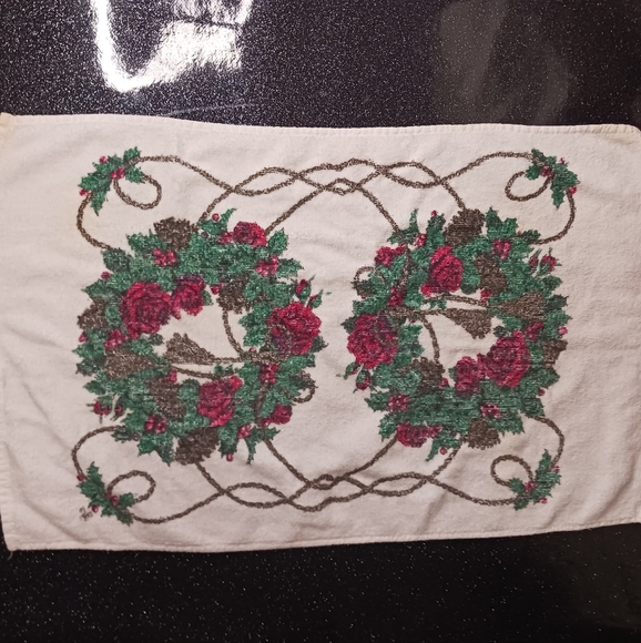Vintage Set of 2 Different Christmas Hand Towels. - Picture 6 of 9